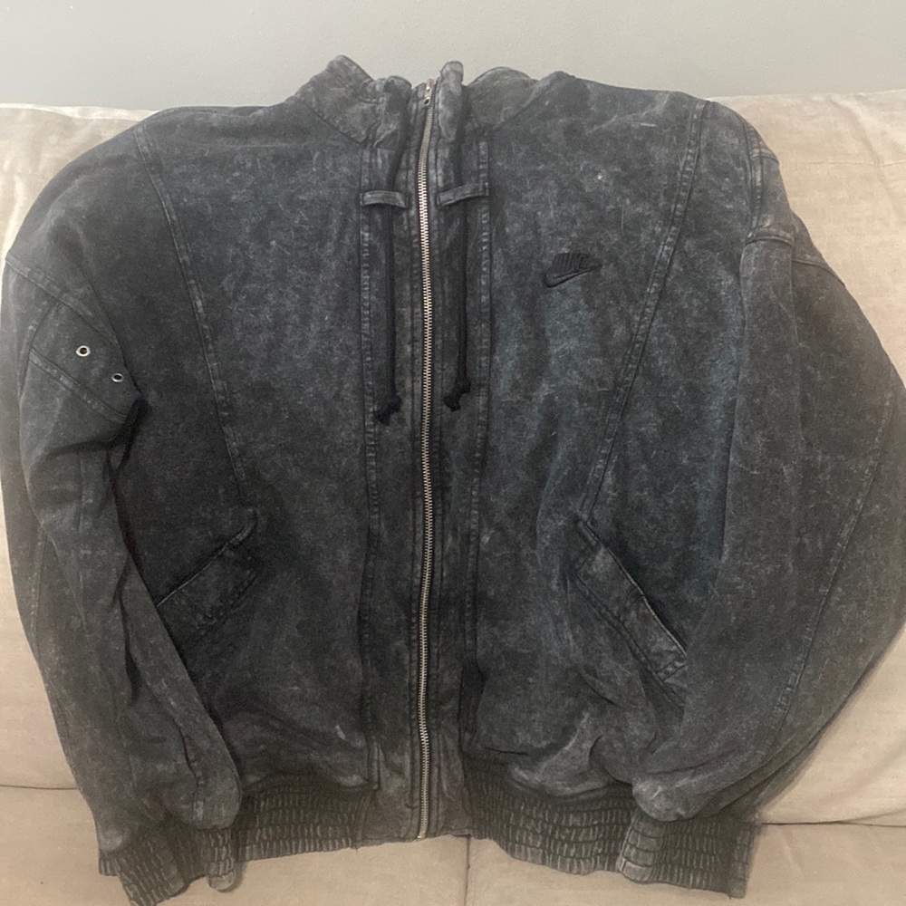 Used men’s Nike zip up. Size medium